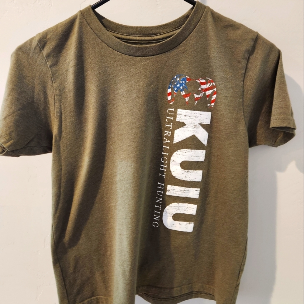 Shirt was only worn a handful of times.Excellent condition. Smoke/Pet free home.